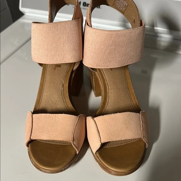 Sorel - Brand NEW Peach Sandals - Picture 4 of 6